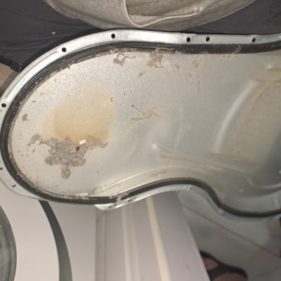 חלק פנימי של מכשיר חשמלי עם סימני בלאי