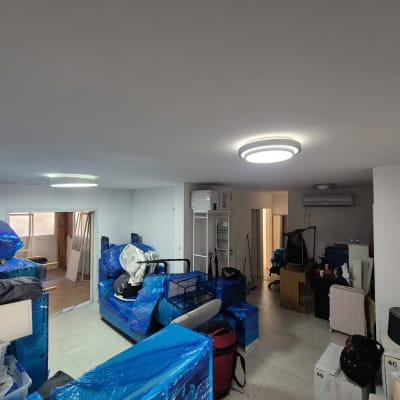 ריהוט וחפצי בית עטופים בניילון נצמד כחול לקראת הובלת דירה