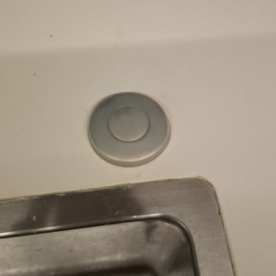 כיור נירוסטה עם כפתור מתכת על השיש