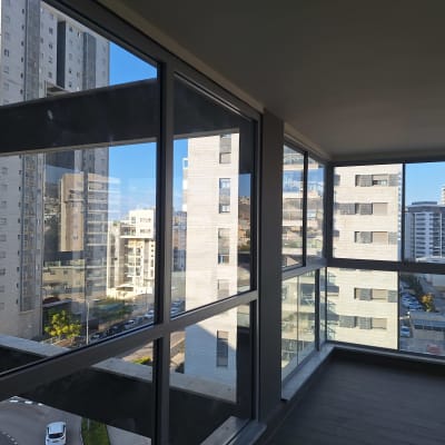 חלונות אלומיניום גדולים עם נוף עירוני