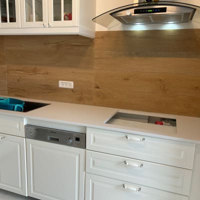 משטח שיש לבן במטבח מודרני עם ארונות לבנים