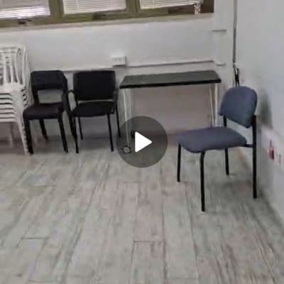 חדר עם כיסאות ושולחן ליד חלון