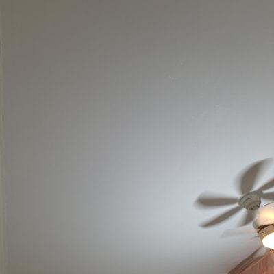 תקרה צבועה עם מאוורר תקרה