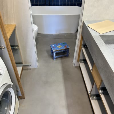 חדר אמבטיה בשיפוץ עם ארונות פתוחים