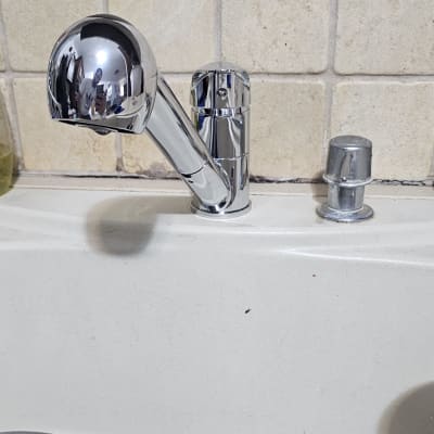 ברז מטבח וכיור עם סיר נירוסטה