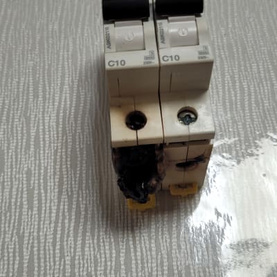 מפסקי חשמל של שניידר אלקטריק עם סימני שריפה