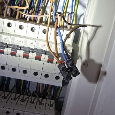 לוח חשמל עם חוטים צבעוניים ומפסקים