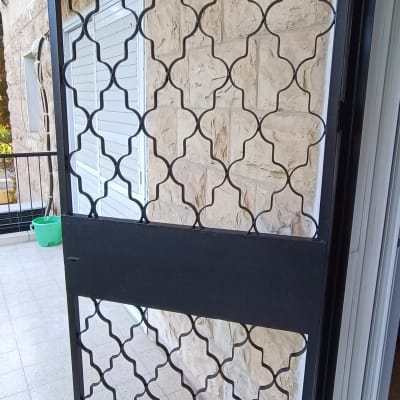 דלת ברזל עם עיצוב גיאומטרי במרפסת