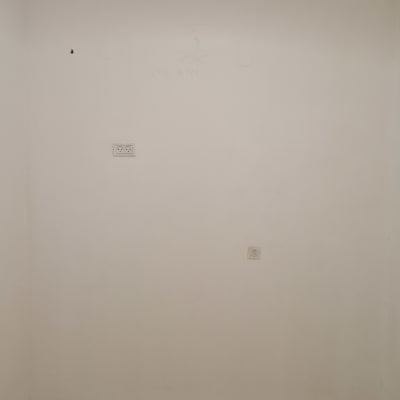 קיר עם שקעי חשמל ורצפת אריחים