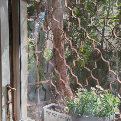 חלון אלומיניום עם ידית חלודה