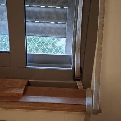 תריסים וחלון עם רצועת משיכה