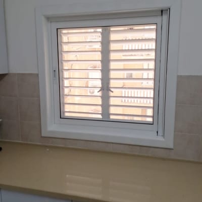 חלון עם תריסים במטבח