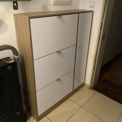 ארון עץ עם דלתות לבנות ומדף תלוי