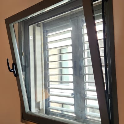 חלון עם תריסים פתוחים למחצה