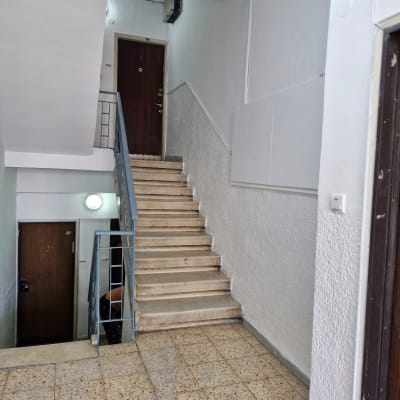 גרם מדרגות ודלתות בבניין מגורים