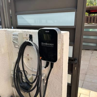 מטען חשמלי לרכב עם כבל תלוי על קיר