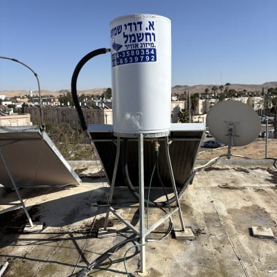 דוד שמש על גג עם צינורות וחיבורים