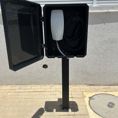 עמדת טעינה לרכב חשמלי עם כבל