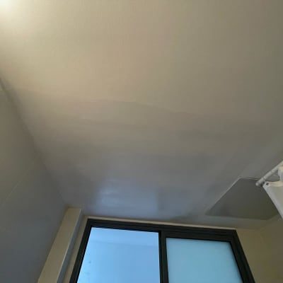 תקרה מגבס עם סימני רטיבות ליד חלון