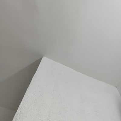 קיר ותקרה צבועים בלבן ללא כלים או פעולות נראות