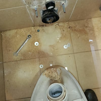 תמונה של תיקון אסלה עם כלים וחלקים