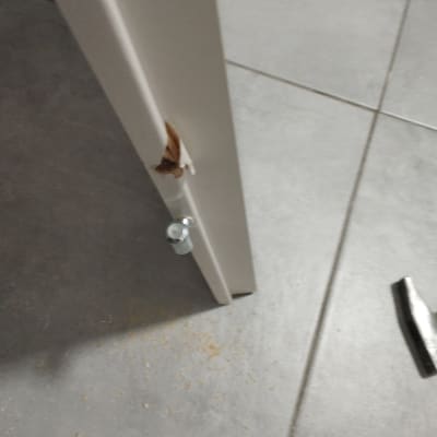 דלת עם בורג מותקן על הרצפה