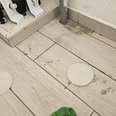 צינור אפור, רצפה מלוכלכת, סמרטוט ירוק