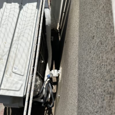 חבלים ליד יחידת מיזוג אוויר על קיר חיצוני