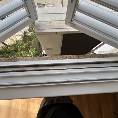 חלון פתוח עם מסגרת מלוכלכת