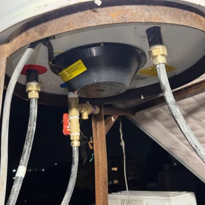 דוד שמש עם צינורות ומחברים על גג