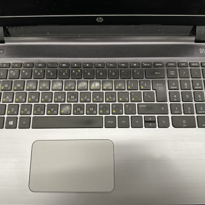 מחשב נייד עם מקלדת ותוויות גרפיקה