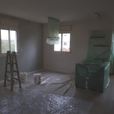 חדר עם סולם, דליי צבע ויריעות פלסטיק