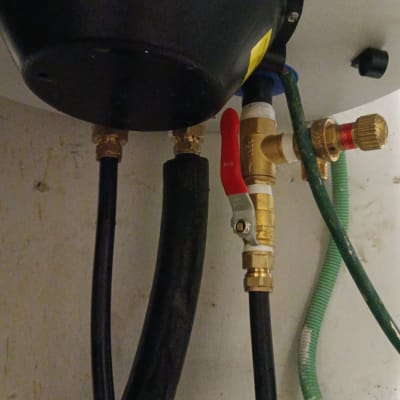 חיבורים וצינורות של דוד שמש או חשמל