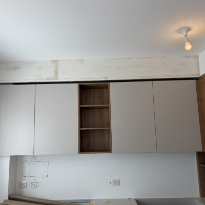 ארונות מטבח מותקנים עם מדפים פתוחים