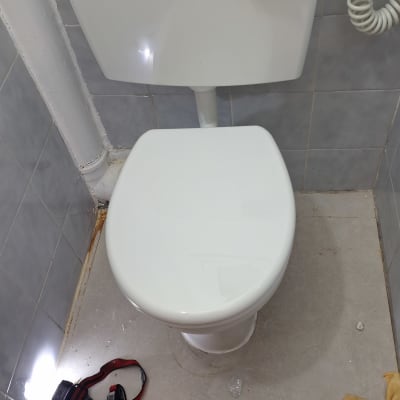 אסלה עם פנס וכלי עבודה על הרצפה