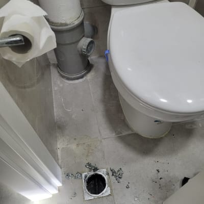 אסלה, צינור ביוב פתוח, נייר טואלט על מתקן