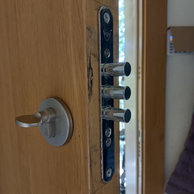 מנעול דלת עם בריחים מתכתיים וידית כסופה