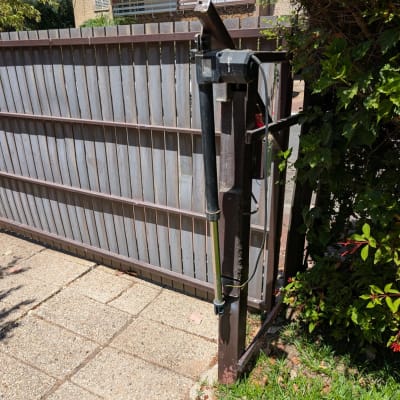 שער חשמלי עם מנגנון פתיחה וסגירה