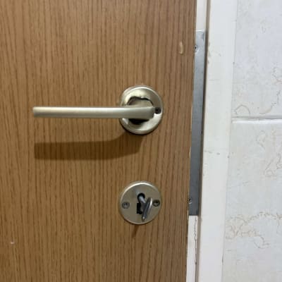 ידית ודלת עץ עם מנעול מתכת