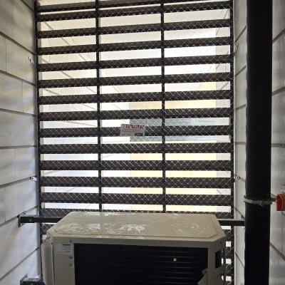 רשת הגנה על חלון עם מזגן