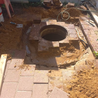 עבודת חפירה ותיקון סביב פתח ביוב