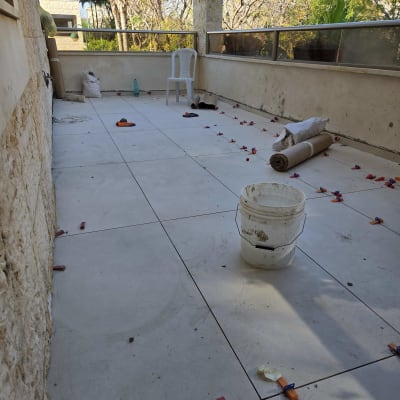 מרפסת עם אריחים וכלי עבודה לריצוף