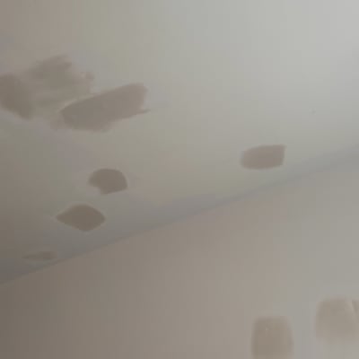 תיקוני טיח בתקרה עם טלאים של שפכטל