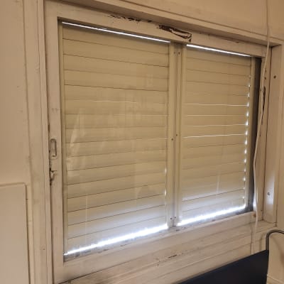 חלון עם תריסים סגורים בחדר פנימי