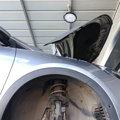 רכב על ליפט עם גלגל קדמי מפורק, בולמי זעזועים חשופים