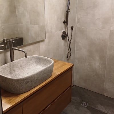 כיור אבן על ארון עץ, מקלחון עם ראש מקלחת