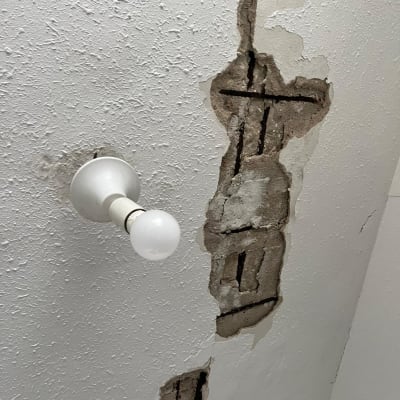 תקרה עם סדקים ונורה חשופה