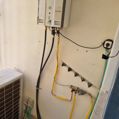 מערכת גז מחוברת לקיר עם צינורות וחיבורים