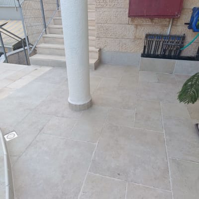 רצפת מרפסת עם עמוד וקיר אבן