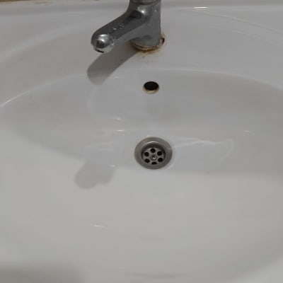 כיור חרסינה לבן עם ברז כרום מותקן